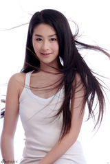 幻灯图集：颖儿写真秀发飞扬 动感活泼不失妩媚