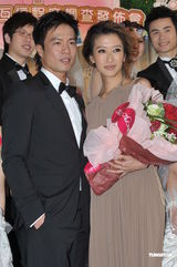 组图：谢婷婷安志杰甜蜜秀 对霆锋柏芝复合不表态