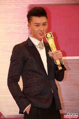 组图：黄子华田蕊妮获视帝后 张智霖获最喜爱奖