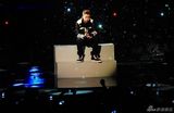 组图：比伯献唱MTV颁奖礼现场 眉头紧锁酷味十足
