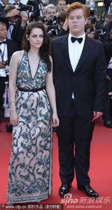 组图：暮光女戛纳走秀罩杯小难撑深V