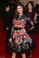 高清组图：维多利亚-嘉丝蒂黑纱花朵礼服亮相