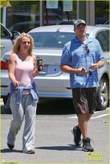 组图：布兰妮穿破洞装素颜出行 男友恩爱相随
