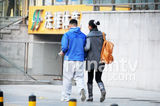 组图：孙红雷低调会女友 口罩蒙面挽手并肩行走
