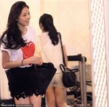 组图：陈冠希带小女友视察潮店 穿情侣衣秀恩爱