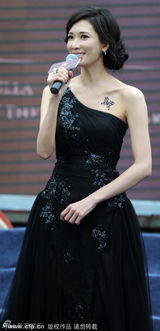 组图：林志玲捞金笑容甜美 裸露香肩秀蝴蝶纹身