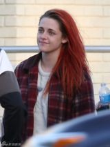 组图：暮光女染红发面显憔悴 与多男子片场吸烟