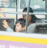 组图：Lucas坐校车无父母陪伴 与外籍女同学聊天