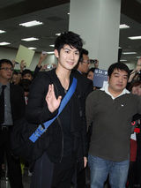 组图：三浦春马访台粉丝接机 宣传新片玩睫毛夹牙签