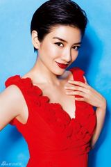 组图：黄奕短发写真烈焰红唇秀妩媚自信