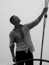 高清图：邵兵冒雨出海拍写真 黑白花絮记录性感瞬间