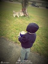 组图：微镜头下的小小志 呆萌可爱完胜童颜老爸