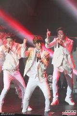 组图：韩组合B.A.P香港开唱 粉丝玩cosplay