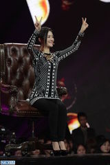 组图：《喜剧狂》郭德纲要挟媒体 谢娜哭翻全场