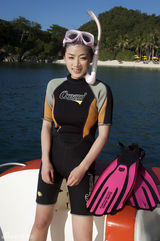 高清图：何彦霓拍摄泳装潜水写真 展完美身材