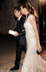 高清图：C罗携女友亮相亲密互动 伊莉娜秀美背