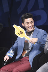 独家高清：刘亚仁牵手金海淑宣传新片《强哲》