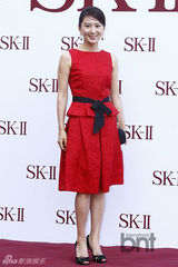 组图：汤唯林秀晶李妍熙出席活动同穿红裙斗艳