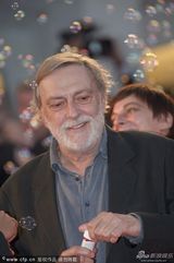 组图：爱娃助阵《沙漠驼影》首映 现场玩吹泡泡