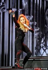 组图：麦当娜挑逗肌肉男上演致命诱惑