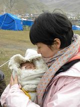 幻灯图：海清玉树探望孤儿 高原反应强烈一度昏厥
