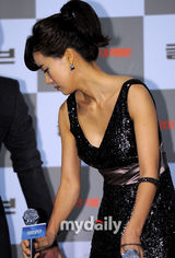 组图：郑在英等出席新片《棒球手套》媒体首映