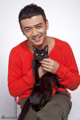 组图：杨烁写真演绎宠物情缘展硬汉柔情