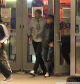 组图：麦当娜恋上幼齿男友 两人亲密走出电影院