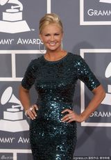 组图：格莱美红毯群星纷纷亮相星光熠熠