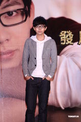 组图：胡夏趁胜追击推新辑 戴爱玲为其发片站台