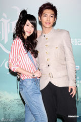 组图：炎亚纶等出席戏剧首映 自曝床戏越看越精彩 