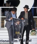 组图：苏志燮釜山公开对话 黑框镜配礼帽人气旺