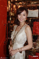 组图：汪诗诗出席新店开幕礼 力挺甄子丹认真专业