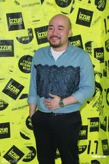 组图：何韵诗出席活动穿着个性 内地演贾宝玉