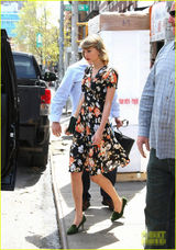 组图：泰勒复古裙秀纤细腰身 袅袅婷婷娇艳如花