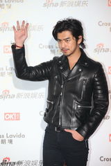 组图：陈柏霖亮相街拍盛典发型散漫微笑迷人