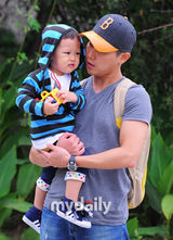 组图：韩星郑泰宇入伍参军 妻儿相送场面温馨