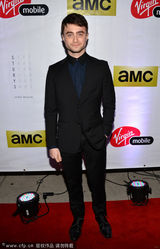 组图：《犄角》首映 哈利波特丹尼尔人气爆棚