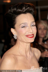 幻灯图集：戛纳开幕晚宴 萨尔玛-海耶克红裙秀香肩 