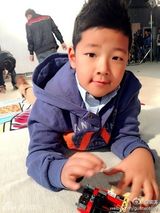 组图：郭涛与儿子表情神同步 翻白眼喜感十足