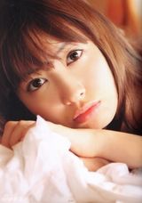 组图：小嶋阳菜夏日海滩写真 衣衫轻褪诱惑十足