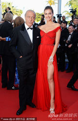 组图：C罗超模女友戛纳走秀展玉腿深沟