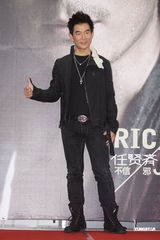 组图：任贤齐携新专辑《不信邪》开唱吸引歌迷 