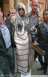 组图：Lady Gaga银色长发波浪长袍造型依旧犀利