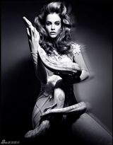 组图：超模芭芭拉-帕尔文杂志写真与蛇共舞