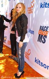 幻灯图：艾薇儿亮相派对 高跟鞋小西装晒女人味