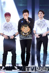 组图：韩团BEAST时隔1年回归开唱 献新曲首舞台