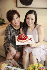 组图：43岁钟丽缇提前庆生 性感嘟唇秀美腿