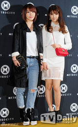 组图：4minute全智允南智贤黑白配出席时尚活动