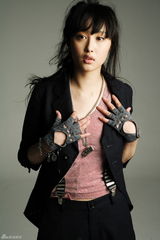 高清组图：“丑女”李欣汝摘下眼镜 演绎本色写真